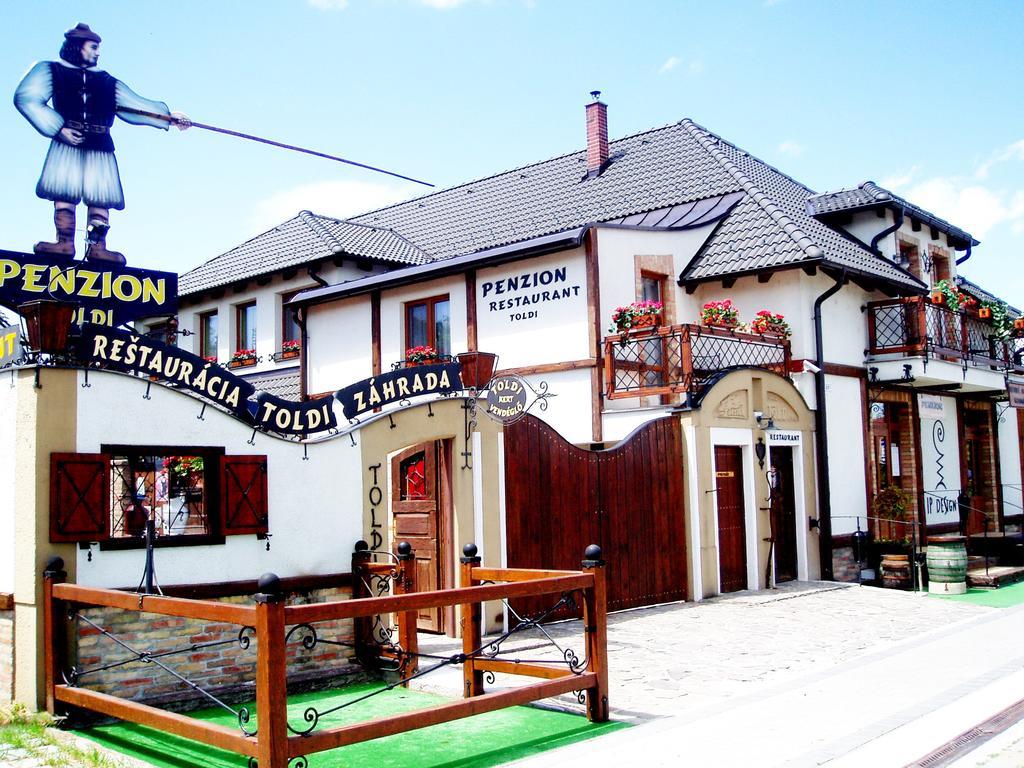 Penzion a Restauracia Toldi Galanta Esterno foto