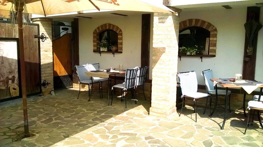 Penzion a Restauracia Toldi Galanta Esterno foto