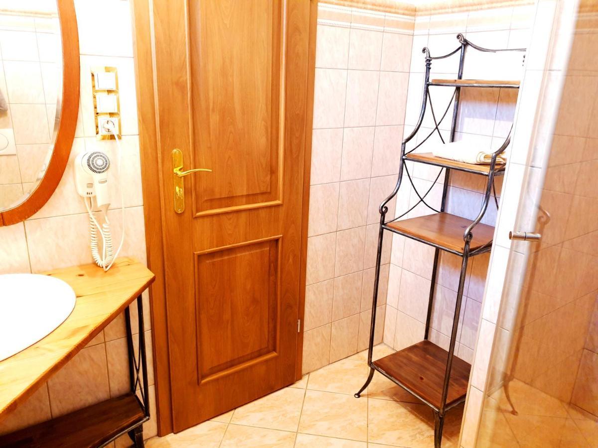 Penzion a Restauracia Toldi Galanta Esterno foto