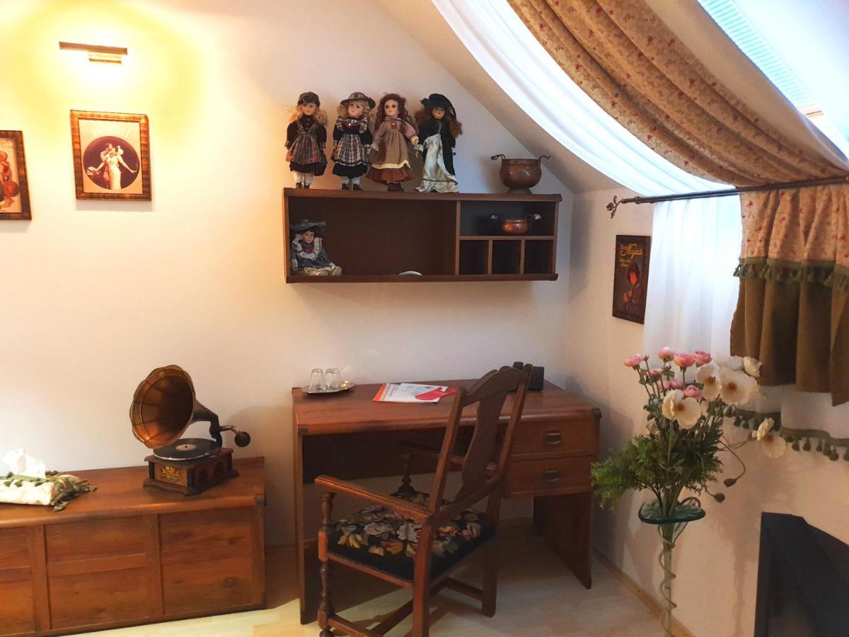Penzion a Restauracia Toldi Galanta Esterno foto