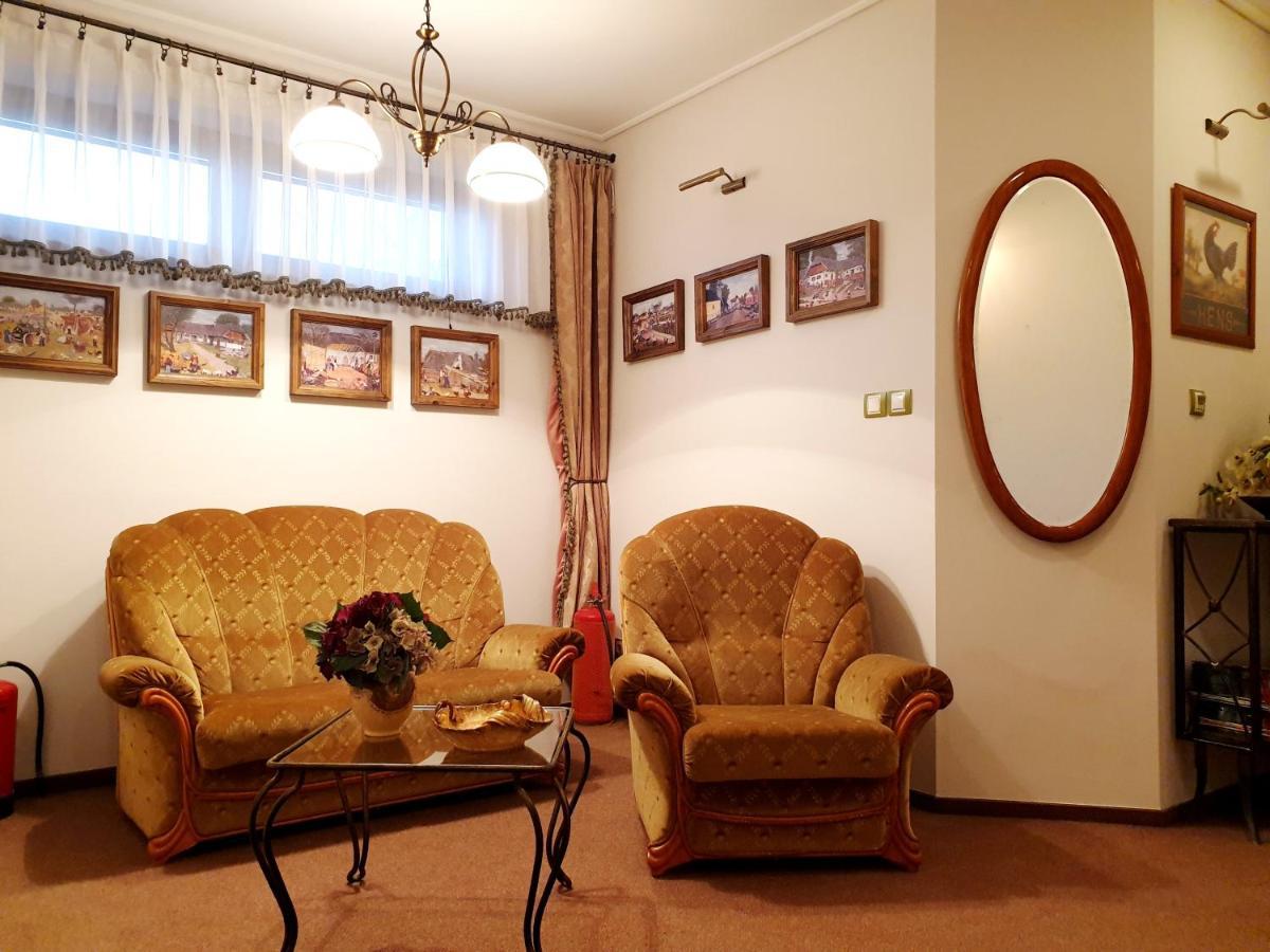 Penzion a Restauracia Toldi Galanta Esterno foto