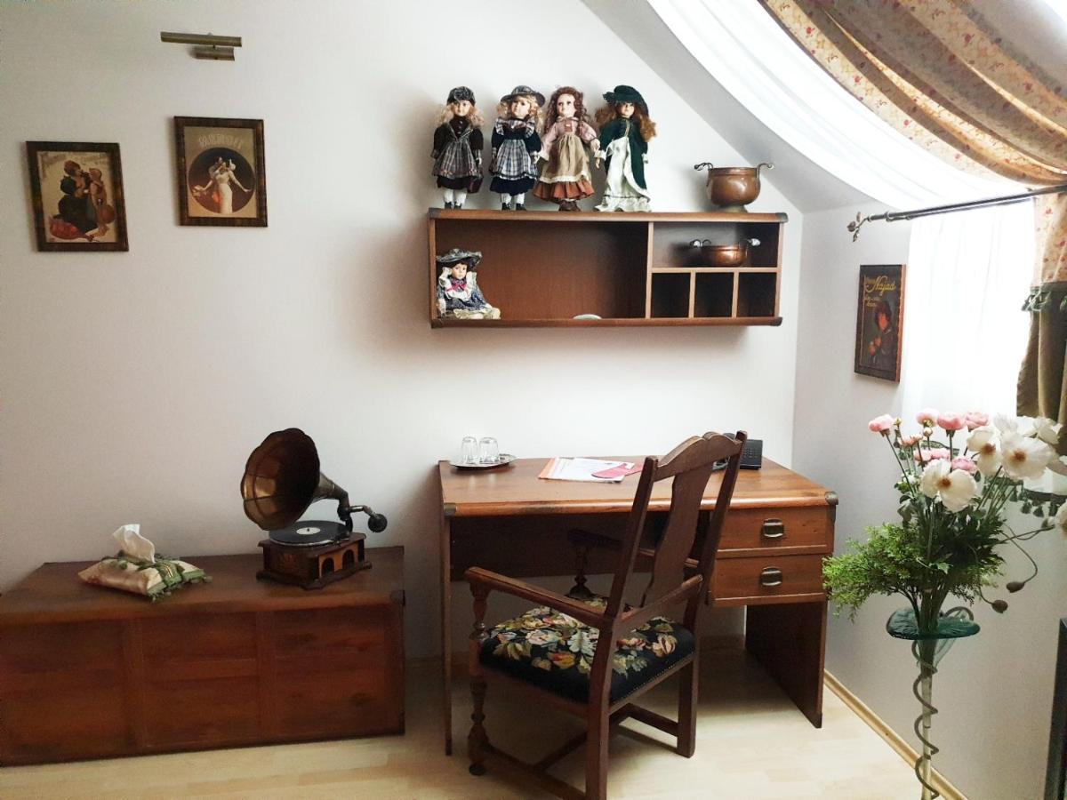 Penzion a Restauracia Toldi Galanta Esterno foto